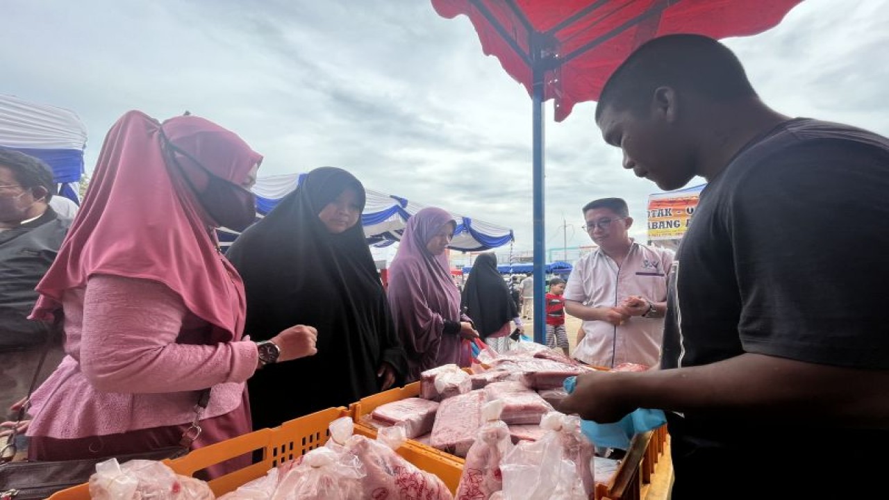 Masyarakat Batam antusias dalam Gerakan Pangan Murah (GPM) dalam rangka stabilisasi pasokan dan harga pangan menjelang Idul Adha. (ANTARA/Jessica)