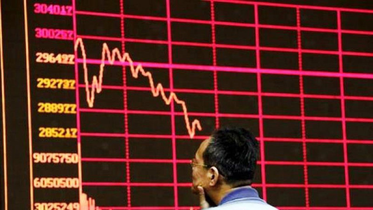 Ilustrasi - Seorang warga mengamati grafik pada layar informasi perdagangan saham di Shanghai Stock Exchange. ANTARA/REUTERS/Jason Lee/aa.
