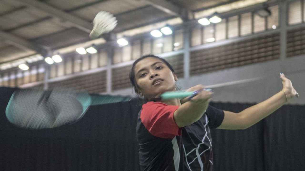 Pebulu tangkis tunggal putri Indonesia Gregoria Mariska Tunjung berlatih di Pemusatan Latihan Nasional (Pelatnas) Bulu Tangkis di PBSI Cipayung, Jakarta, Selasa (7/3/2023). PP PBSI menyiapkan para pemain bulu tangkis Indonesia untuk menghadapi berbagai ajang turnamen internasional seperti All England 2023, SEA Games 2023, Piala Sudirman 2023, hingga ASIAN Games ke-19. ANTARA FOTO/Muhammad Adimaja/YU