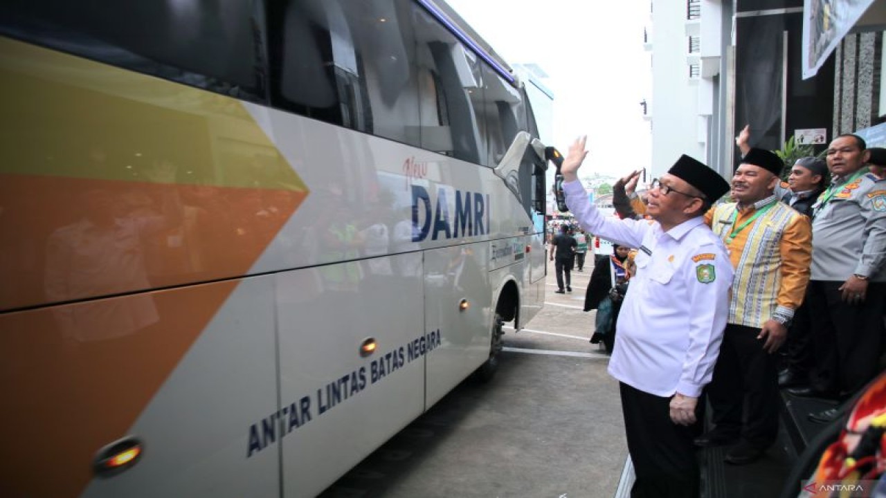 Gubernur Kalimantan Barat Sutarmidji didampingi Sekretaris Daerah Kalimantan Barat Harisson melepas keberangkatan jamaah calon haji menuju Embarkasi Batam. (Rendra Oxtora)