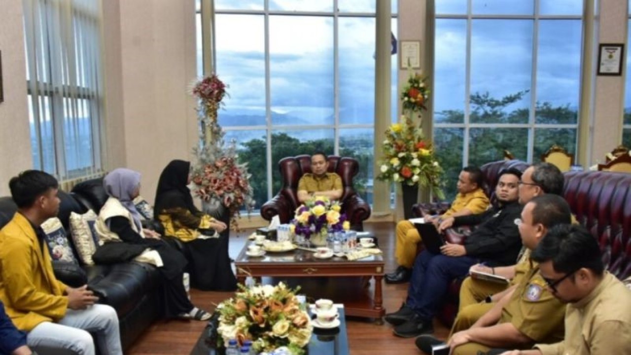 Gubernur Gorontalo, Ismail Pakaya, melakukan pertemuan dengan pihak LAZISMU terkait inovasi pembagian hewan kurban dalam kemasan. (ANTARA/Susanti Sako)