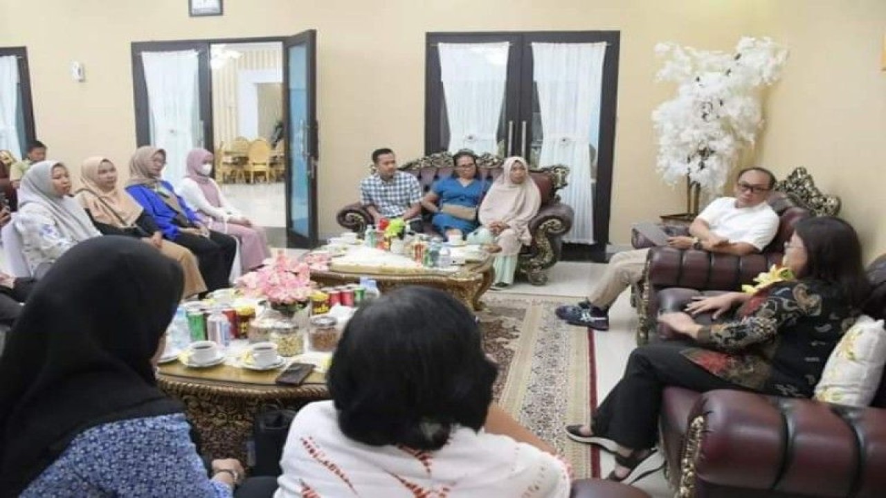 Penjabat Gubernur Provinsi Sulbar Prof Zudan Arif Fakrulloh menerima kunjungan silaturahmi Komnas Perempuan di Mamuju, Senin (26/6/2023). ANTARA/M Faisal Hanapi