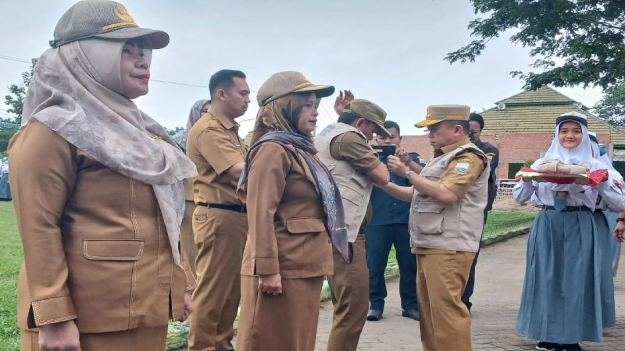 Gubernur Jambi Al Haris memakaikan rompi panitia PPDB 2023, Selasa (6/6/2023). (ANTARA/HO-Diskominfo Jambi)
