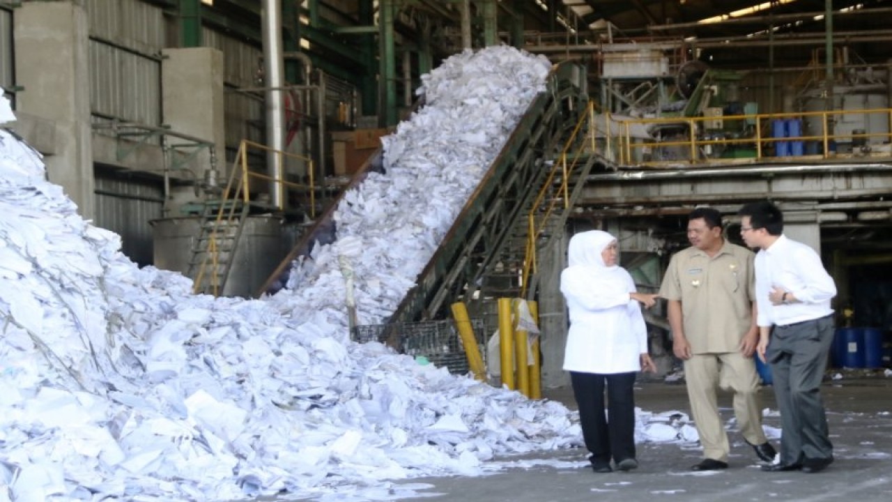 Gubernur Jatim Khofifah Indar Parawansa (kiri) saat meninjau perusahaan yang akan mengolah limbah plastik sebagai tenaga alternatif pembangkit listrik di Kabupaten Mojokerto beberapa waktu lalu. ANTARA/HO-Humas Pemprov Jatim