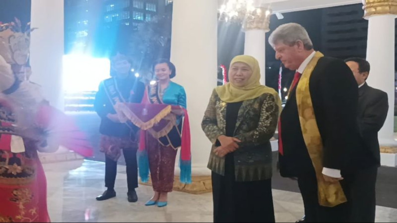 Gubernur Jatim Khofifah Indar Parawansa berbincang dengan Dubes Palestina untuk Indonesia Zuhair SM Al-Shun di Gedung Negara Grahadi Surabaya, Selasa malam (13/6/2023). (ANTARA/Hanif Nashrullah)