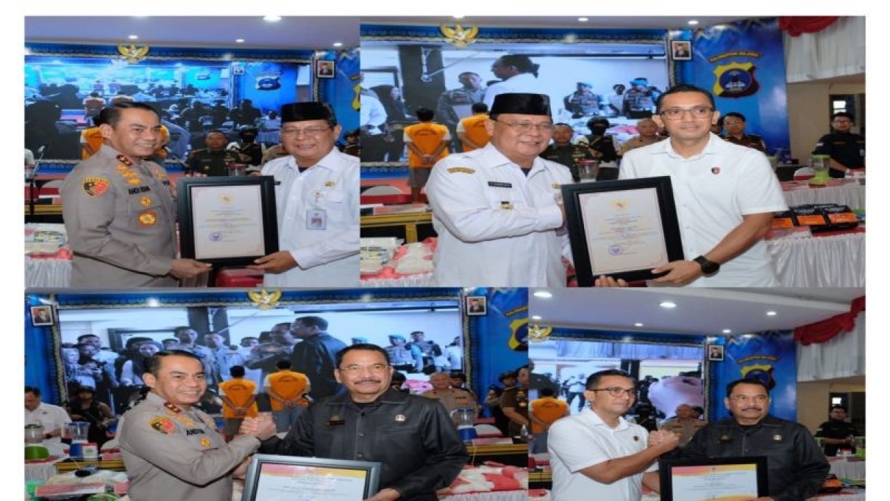 Gubernur Kalimantan Selatan Sahbirin Noor dan Ketua DPRD Kalsel Supian HK memberikan penghargaan untuk Polda Kalsel atas keberhasilan pengungkapan 35 kilogram sabu-sabu di Banjarmasin, Rabu (14/6/2023). (ANTARA/Firman)