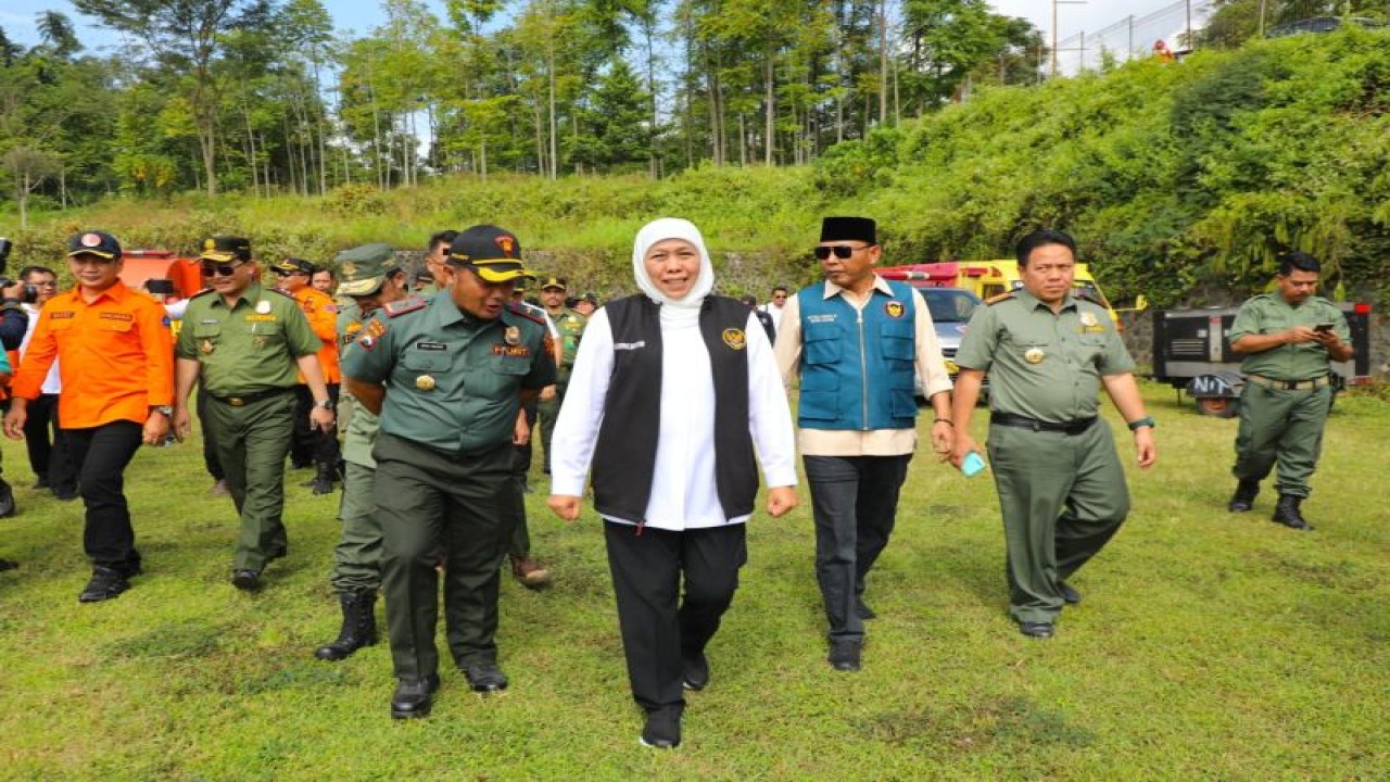 Gubernur Jawa Timur Khofifah Indar Parawansa (kerudung putih) saat Apel Siaga Gabungan pengendalian karhutla tingkat Provinsi Jawa Timur di Lapangan Kaliandra Resort Pasuruan, Rabu (7/6). ANTARA/HO Pemprov Jatim