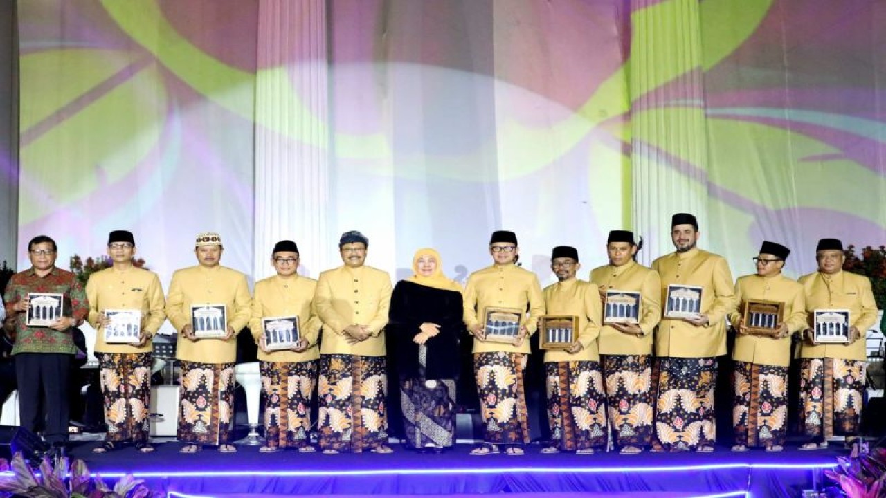 Gubernur Jawa Timur Khofifah Indar Parawansa saat menghadiri rapat kerja komisariat wilayah (Raker Komwil) IV ke 18 tahun 2023 Apeksi, di Gedung Harmoni Kota Pasuruan, Jatim. ANTARA/HO Pemprov Jatim