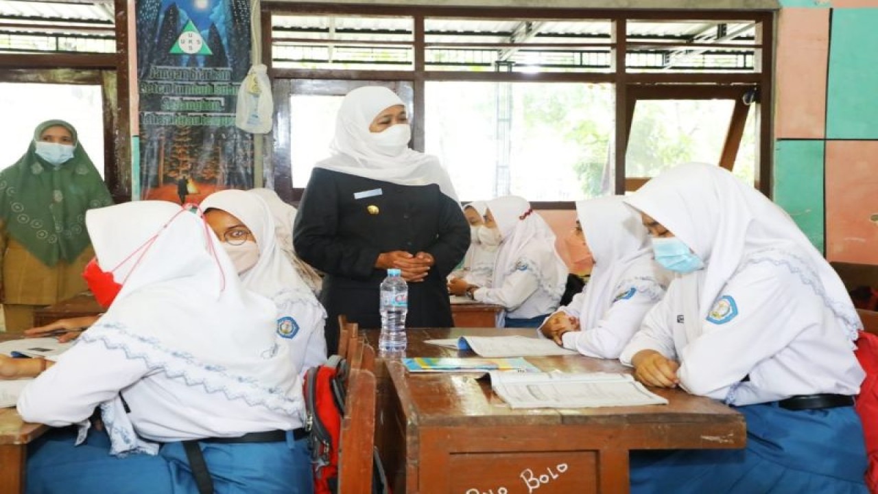 Gubernur Jawa Timur Khofifah Indar Parawansa (tengah) saat memantau ujian di salah satu sekolah beberapa waktu lalu. (ANTARA/HO-Biro Adpim Jatim)