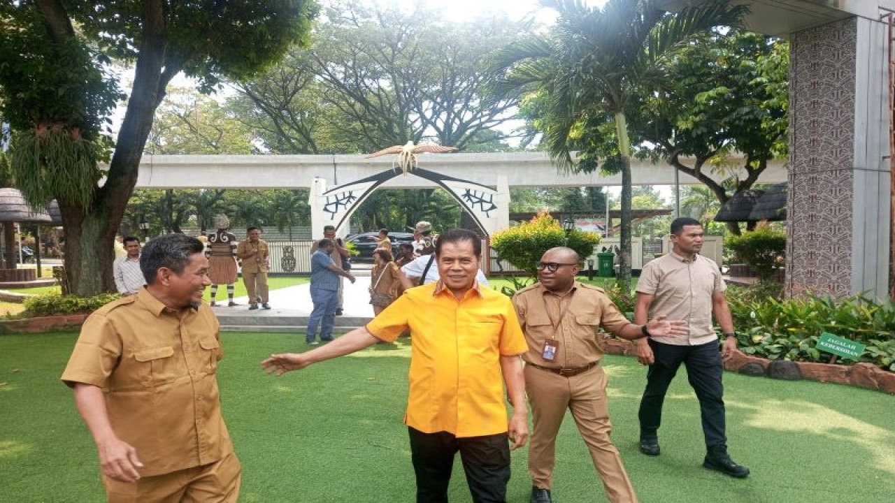 Pelaksana Harian (Plh) Gubernur Papua Muhammad Ridwan Rumasukun saat melakukan kunjungan ke Anjungan Papua Taman Mini Indonesia Indah (TMII), Jakarta, Senin (12/6/2023). ANTARA/HO-Humas Badan Penghubung Daerah Papua