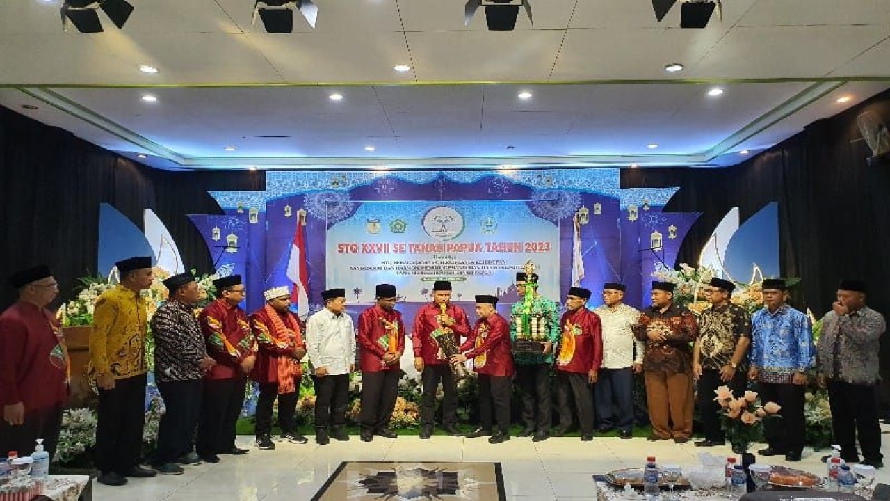 Pelaksana Harian (Plh) Gubernur Papua Muhammad Ridwan Rumasukun saat membuka kegiatan STQ XXVII Tingkat Provinsi se-Tanah Papua pada 2023, yang berlangsung di Aula LPTQ Provinsi Papua, Kota Jayapura, Minggu (18/6). (ANTARA/HO- HUMAS LPTQ Papua)