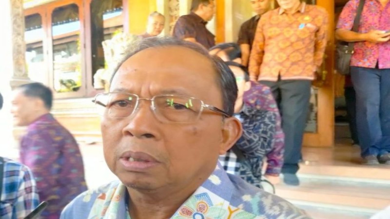 Gubernur Bali Wayan Koster usai menghadiri Sidang Paripurna DPRD Provinsi Bali di Denpasar, Senin (19/6/2023). ANTARA/Ni Luh Rhismawati.
