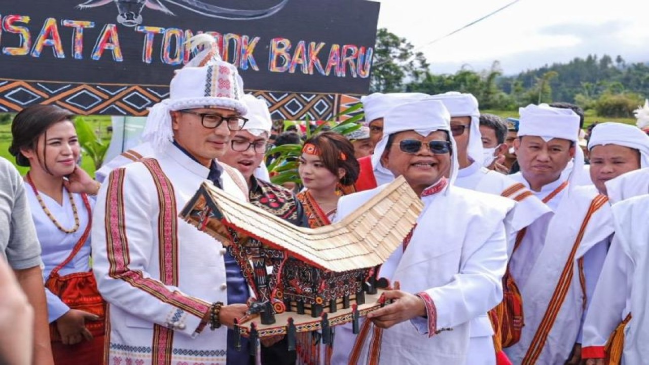 Menteri Pariwisata dan Ekonomi Kreatif Sandiaga Uno bersama saat bersama Bupati Mamasa Ramlan Badawi Desa Wisata Tondok Bakaru, Kabupaten Mamasa, Sulawesi Barat, Rabu (12/10/2022). (ANTARA/HO-Kemenparekraf)