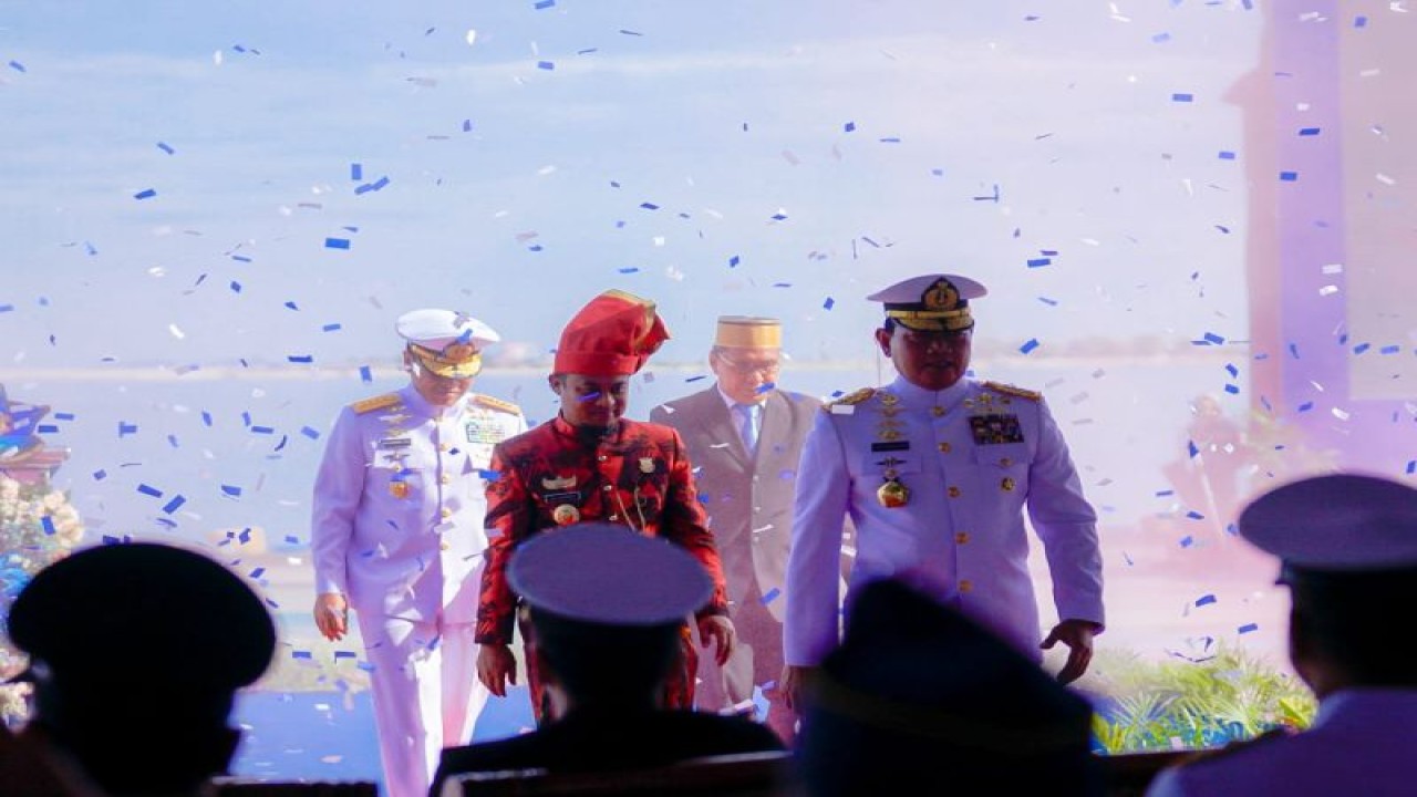 Gubernur Sulsel Andi Sudirman Sulaiman bersama Kepala Staf Angkatan Laut (Kasal) Laksamana TNI Muhammad Ali, menghadiri internasional 4th Multilateral Naval Exercise Komodo (MNEK) 2023 di Pelabuhan Soekarno Hatta, Makassar, Senin (5/6/2023). FOTO ANTARA/HO-Humas Pemprov Sulsel