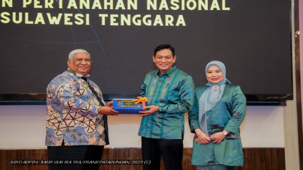 Gubernur Sultra Ali Mazi (kiri), Kepala BPN Sultra Asep Heri di Kendari, Kamis (8/6/2023) (ANTARA/HO-Jubir Gubernur Sultra)