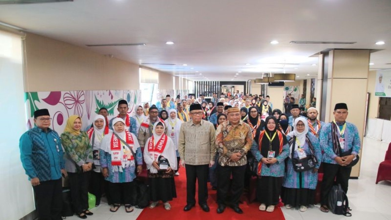 Gubernur Kalimantan Barat Sutarmidji berfoto bersama jamaah calon haji pada acara pelepasan jamaah menuju ke Embarkasi Batam di Aula Hotel Orchardz Perdana, Kota Pontianak, Jumat (23/6/2023). (ANTARA/Rendra Oxtora)