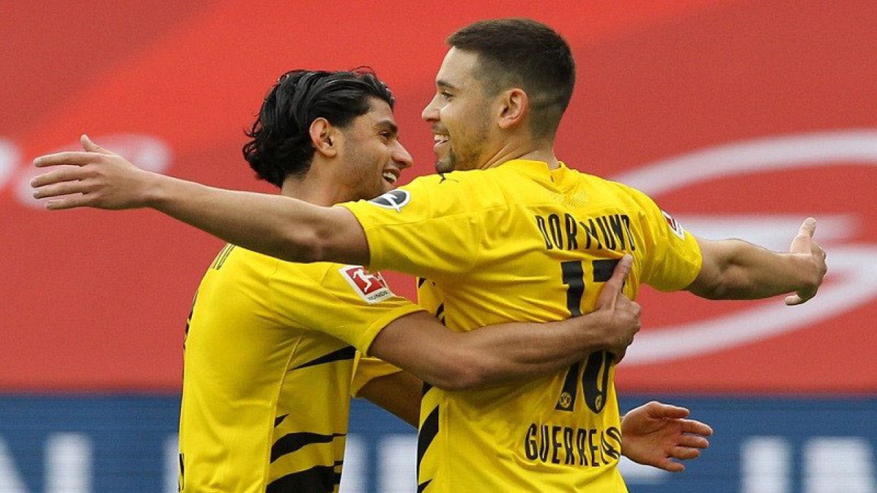 Bek sayap Borussia Dortmund Raphael Guerreiro (kanan) melakukan selebrasi bersama Mahmoud Dahoud dalam lanjutan Liga Jerman di Stadion Opel Arena, Mainz, Jerman, Minggu (16/5/2021) waktu setempat. (ANTARA/REUTERS/POOL/Daniel Roland)