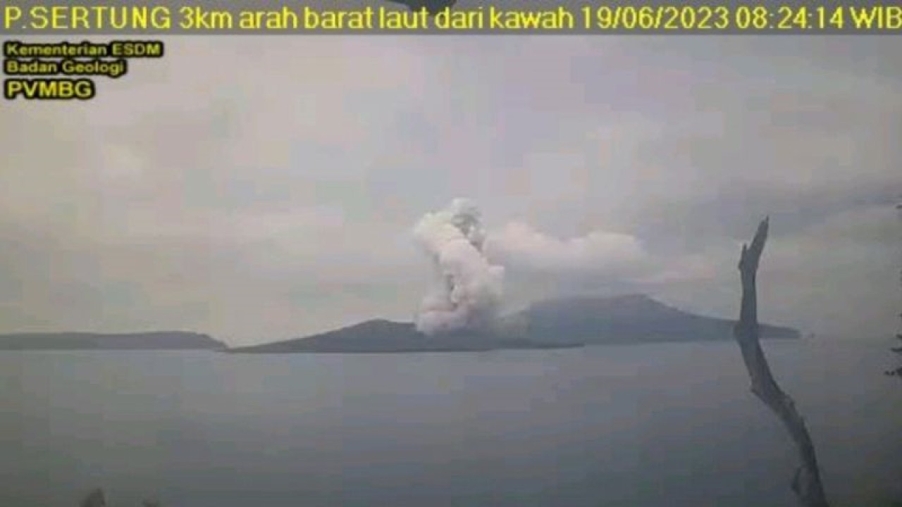 PVMBG merekam aktivitas erupsi berupa lontaran abu setinggi 1,5 kilometer yang keluar dari kawah Gunung Anak Krakatau di Lampung, Senin (19/6/2023). (ANTARA/HO-PVMBG)