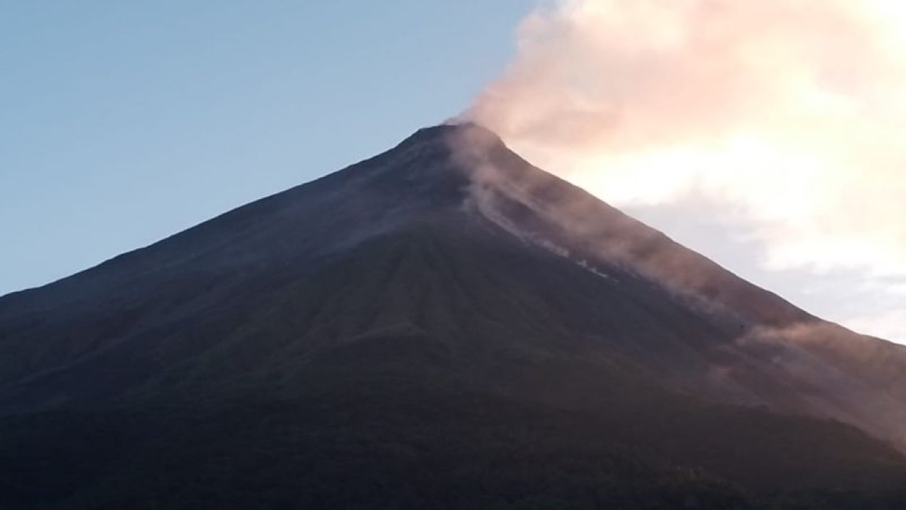 Pos Pengamatan Gunung Api berharap warga mewaspadai luncuran material vulkanik Gunung Karangetang di Kabupaten Kepulauan Sitaro, Sulawesi Utara, saat terjadi hujan. Guguran lava mengarah ke beberapa kali/sungai pada tanggal 2 Juni 2023. ANTARA/PVMBG (1)