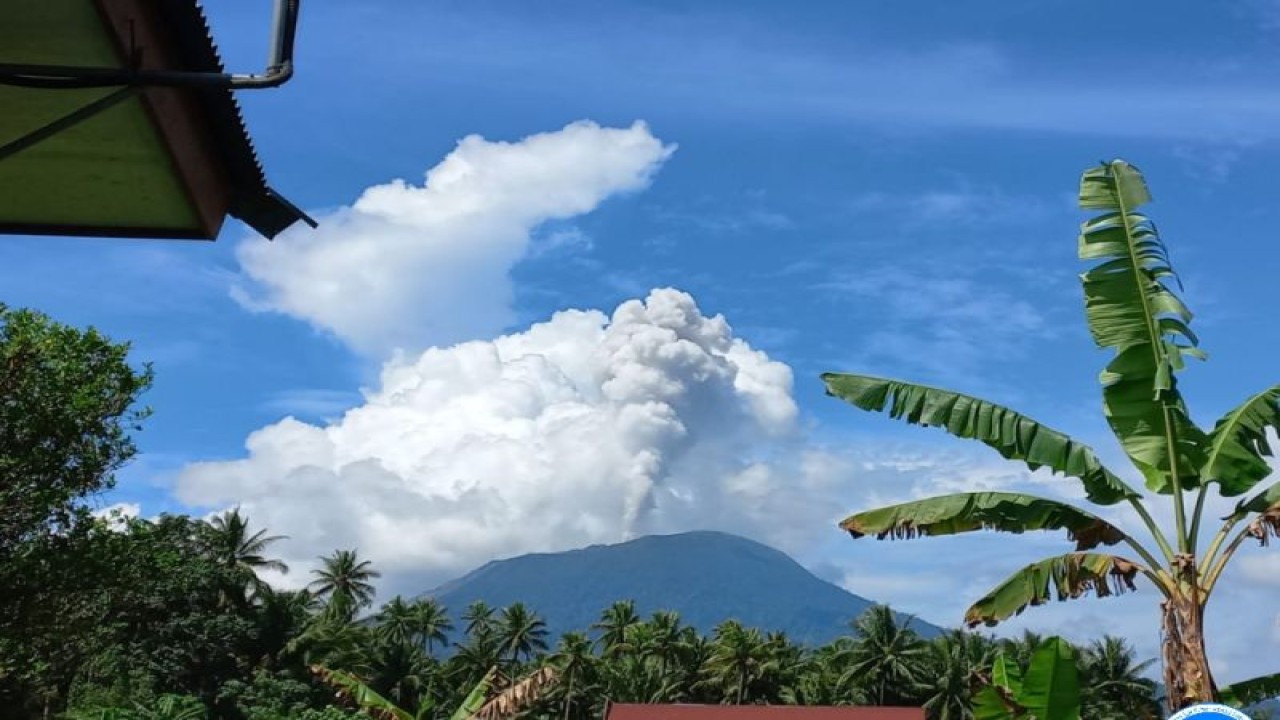 PVMBG merekam aktivitas erupsi yang keluar dari kawah Gunung Ibu di Pulau Halmahera, Maluku Utara, Jumat (23/6/2023). (ANTARA/HO-PVMBG)