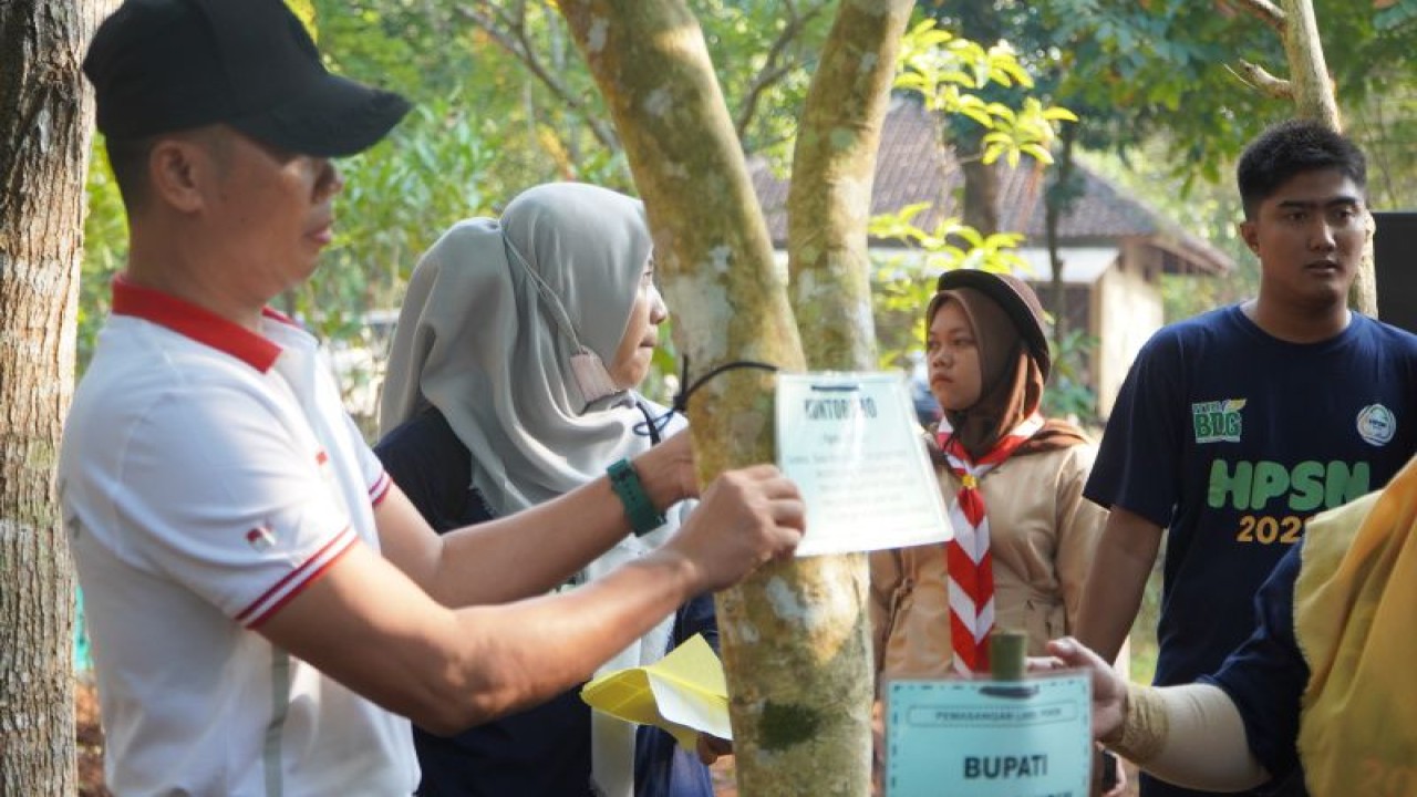 Bupati Gunungkidul Sunaryanta melakukan memasang label pada tumbuhan untuk pengenalan kepada masyarakat. (ANTARA/HO-Humas Pemkab Gunungkidul)