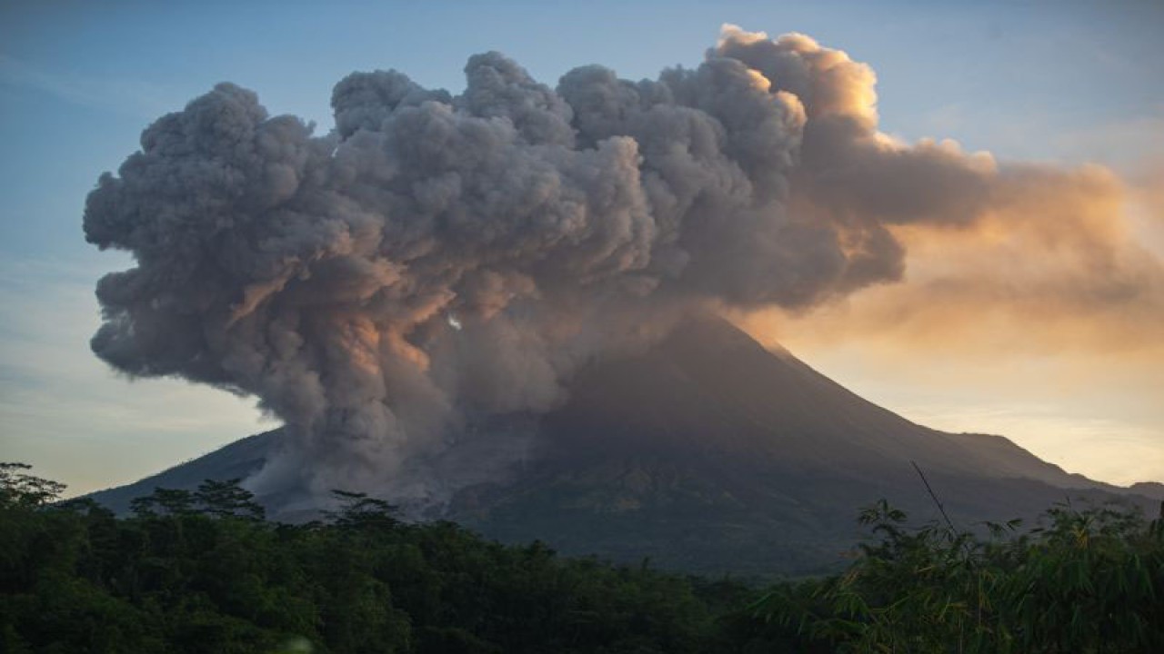 Luncuran awan panas Gunung Merapi terlihat dari Turi, Sleman, DI Yogyakarta, Selasa (14/3/2023). Menurut data BPPTKG 14 Maret 2023 pukul 05.59 WIB Gunung Merapi mengeluarkan awan panas guguran dengan jarak luncur 1.600 meter ke arah barat daya. ANTARA/Andreas Fitri Atmoko/tom.