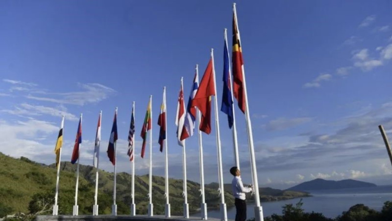 Ilustrasi - Pekerja memasang bendera negara anggota ASEAN di kawasan Mice, Desa Golo Mori, Labuan Bajo, NTT, Kamis (4/5/2023). (ANTARA/Zabur Karuru).