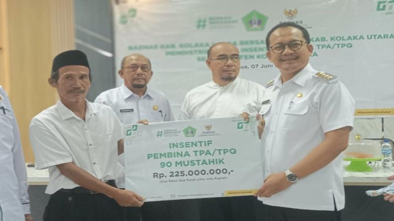 Penjabat Bupati Kolaka Utara Parinringi bersama Kepala Baznas Kolaka Utara Mustamin secara simbolis menyerahkan insentif kepada perwakilan guru Taman Pendidikan Al Quran (TPA). (ANTARA/HO-Pemkab Kolut)