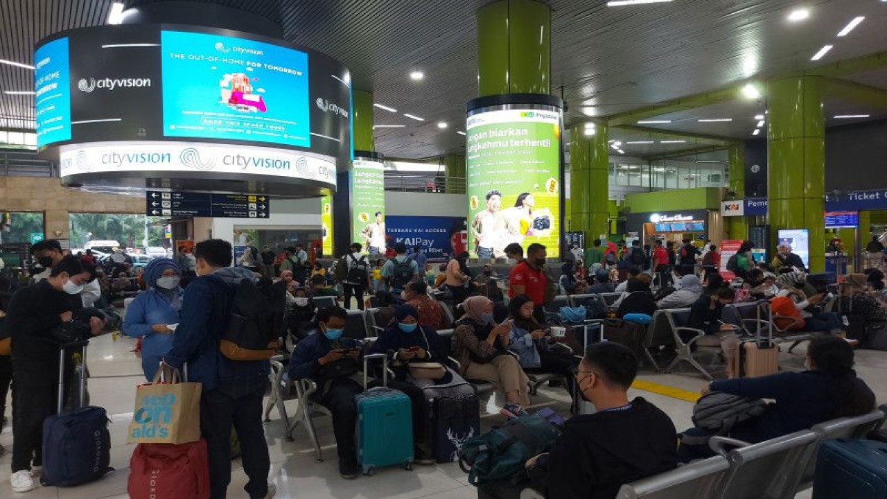 Pengguna jasa kereta jarak jauh menunggu waktu perjalanan di lobi Stasiun Gambir, Jakarta Pusat, sehari jelang perayaan Natal 2022, Sabtu (24/12/2022). (ANTARA/Andi Firdaus)