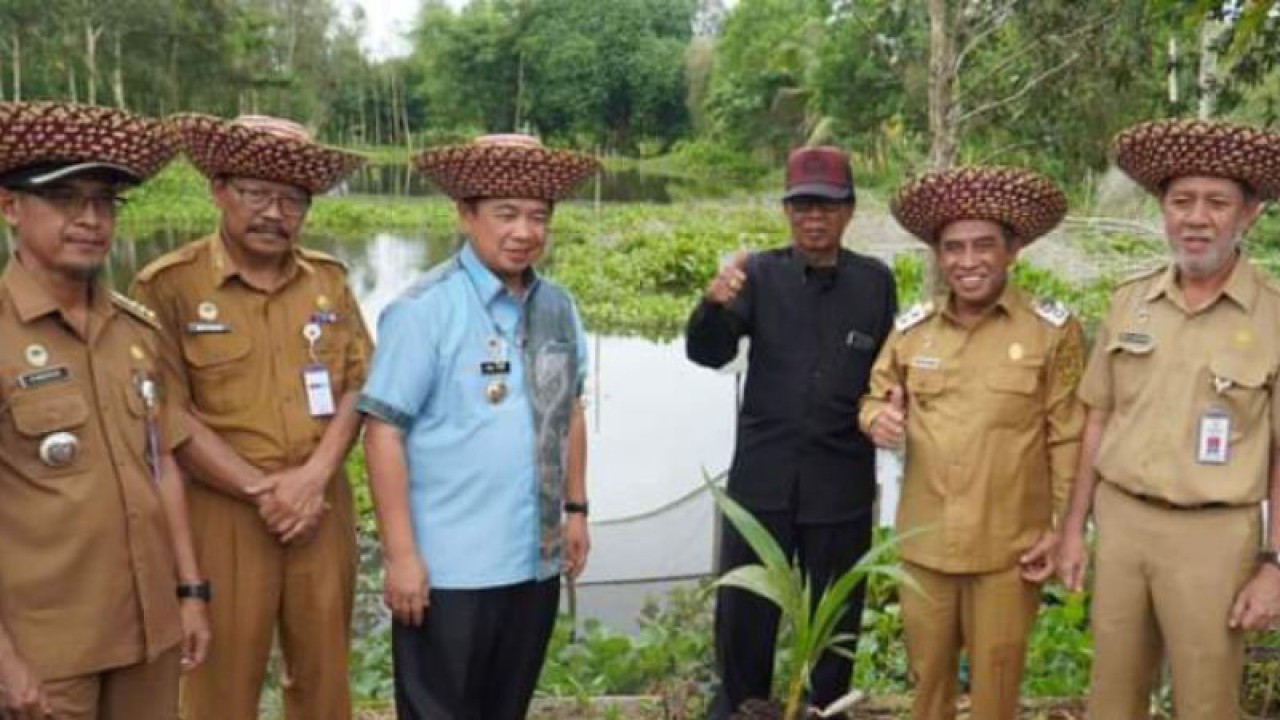 Arsip - Wali Kota Banjarmasin H Ibnu Sina dan Wakilnya H Arifin Noor juga Kepala Dinas Ketahanan Pangan, Pertanian dan Perikanan Kota Banjarmasin M Makhmud (paling kanan) saat ke daerah pertanian dan perkebunan.(Antara/Pemkot Banjarmasin)