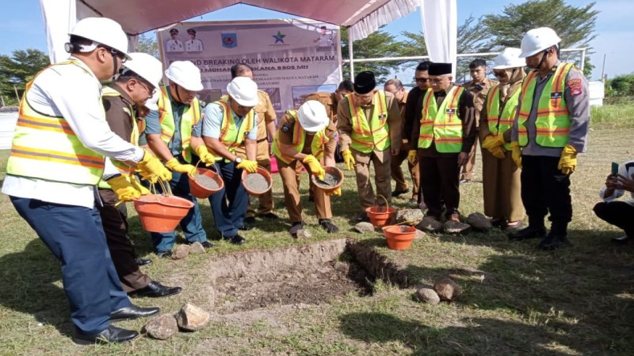 Wali Kota Mataram H Mohan Roliskana bersama pejabat daerah yang lain melakukan peletakan batu pertama pembangunan gedung perpustakaan di Kota Mataram, Provinsi Nusa Tenggara Barat, Senin (12/6-2023). (ANTARA/Nirkomala)