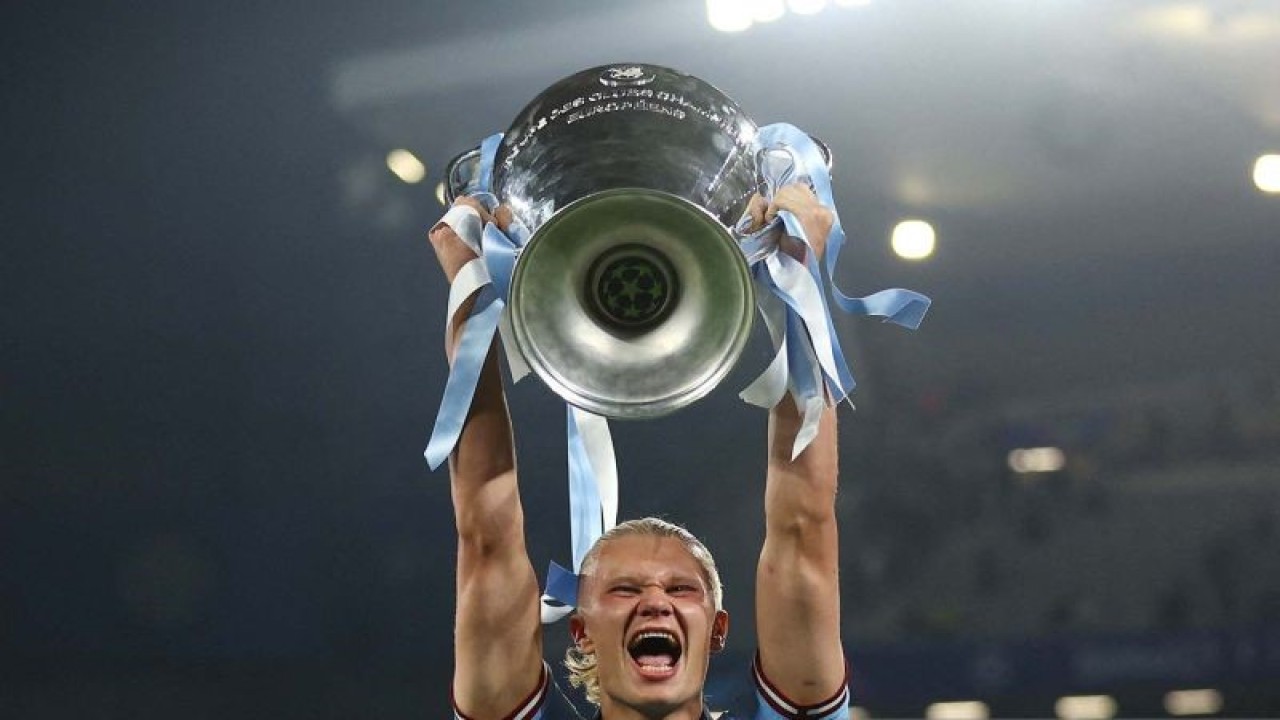 Pemain Manchester City Erling Braut Haaland mengangkat trofi usai menjuarai Liga Champions ​​​​​​​di Ataturk Olympic Stadium, Istanbul, Turki (11/6/2023). Manchester City berhasil mengalahkan Inter Milan pada laga final Liga Champions ​​​​​​​dengan skor 1-0 yang juga melengkapi treble winners​​​​​​​ tim berjulukan The Citizens tersebut. ANTARA FOTO/REUTERS/Matthew Childs/aww.