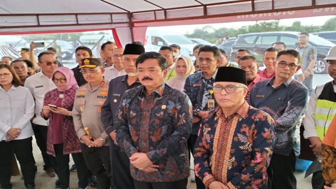 Menteri ATR/BPN Marsekal TNI (Purn) Hadi Tjahjanto meninjau pembangunan Tol Padang-Pekanbaru Seksi Padang-Sicincin di Padang Pariaman, Selasa. (20/6/2023). ANTARA/Muhammad Zulfikar.