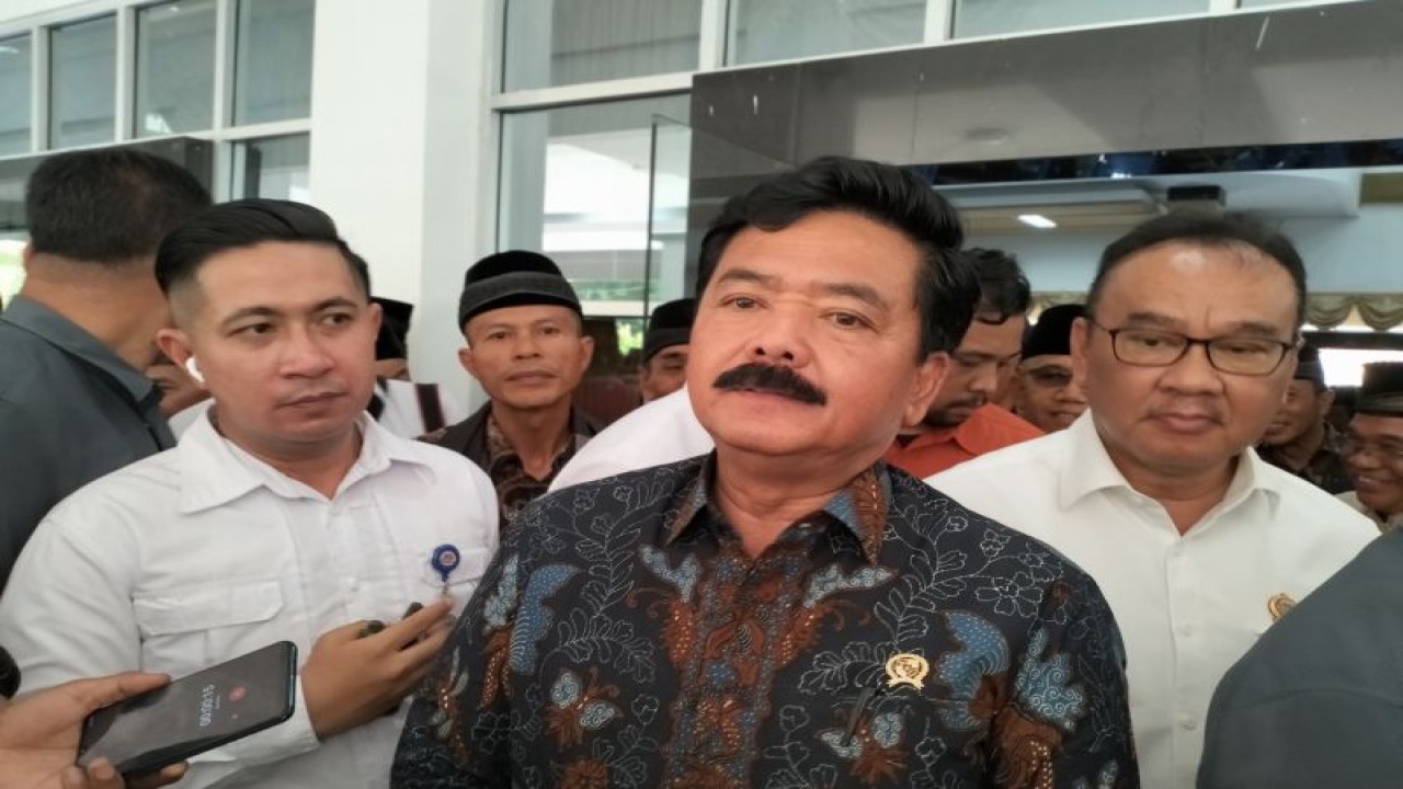Menteri ATR/BPN Marsekal TNI (Purn) Hadi Tjahjanto saat diwawancarai awak media massa di Padang, Selasa, (20/6/2023). ANTARA/Muhammad Zulfikar.