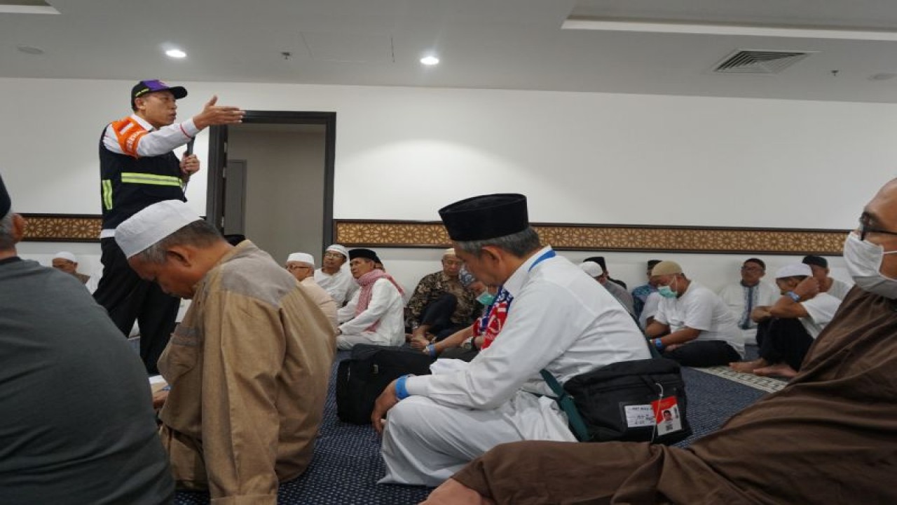 Penyuluhan kesehatan jelang puncak ibadah haji di Arafah, Muzdalifah, dan Mina (Armuzna) di penginapan jamaah haji sektor lima Makkah, Arab Saudi, Minggu (11/6/2023). (ANTARA/HO-Kemenkes)