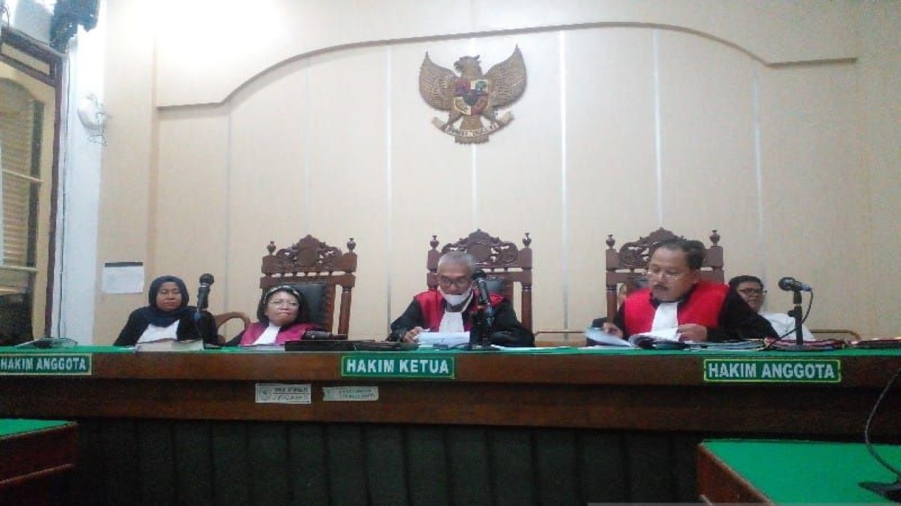 Hakim Ketua Yusafrihardi Girsang (tengah) membacakan amar putusan terdakwa Mawardi yang merupakan kurir 1,3 ton ganja melalui virtual di Pengadilan Negeri Medan, Sumatera Utara, Selasa (6/6/2023). ANTARA/M. Sahbainy Nasution