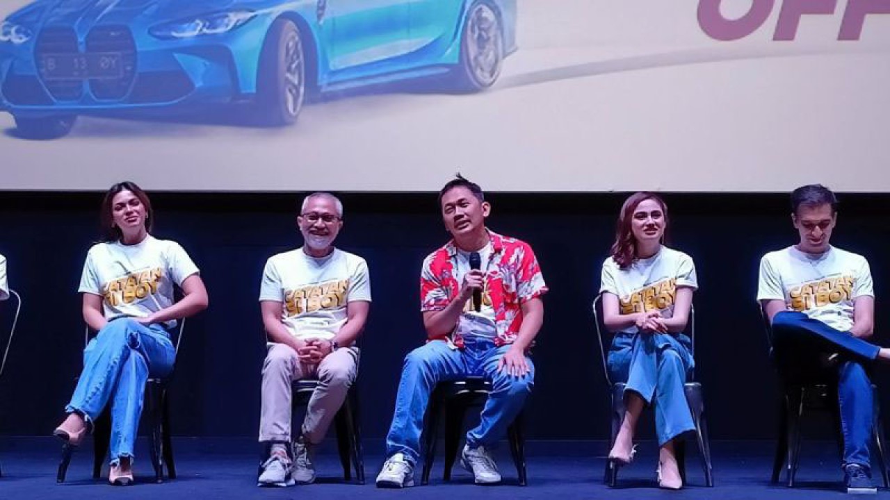 Sutradara Hanung Bramantyo (tengah, batik merah) dalam peluncuran trailer film garapannya "Catatan Si Boy" di CGV Grand Indonesia, Jakarta, Kamis (22/6/2023). (ANTARA/Suci Nurhaliza)