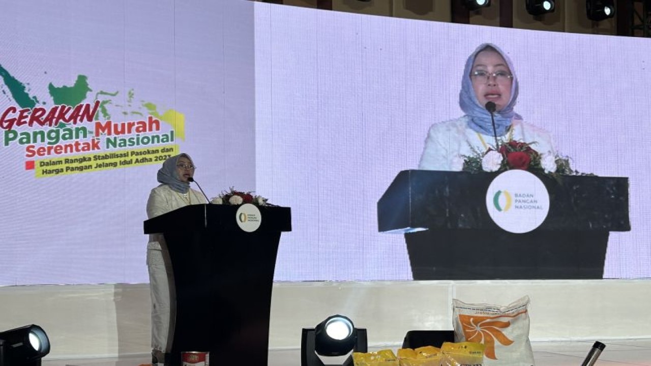 Deputi II Bidang Koordinasi Pangan dan Bisnis Kementerian Koordinator Bidang Perekonomian Musdhalifah Machmud dalam acara peresmian Gerakan Pangan Murah Serentak Nasional di Jakarta, Senin (26/6/2023). ANTARA/Kuntum Riswan.