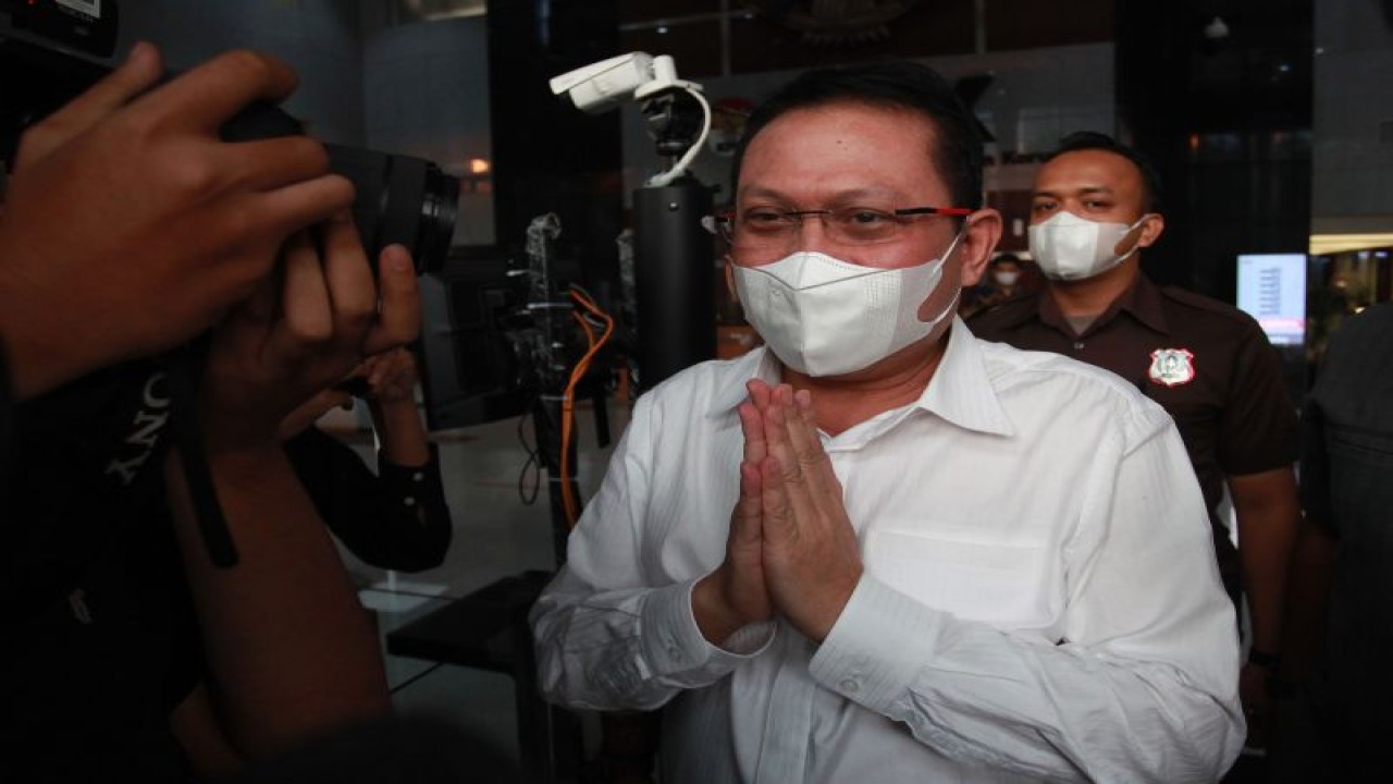 Arsip foto - Sekretaris Mahkamah Agung (MA) Hasbi Hasan berjalan keluar usai menjalani pemeriksaan sebagai tersangka di Gedung Komisi Pemberantasan Korupsi (KPK), Jakarta, Rabu (24/5/2023). ANTARA FOTO/Reno Esnir/nym