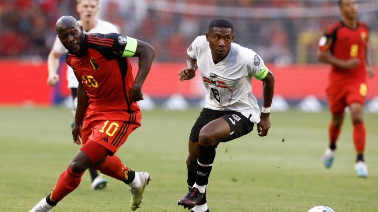 Penyerang Belgia Romelu Lukaku (kiri) berduel memperebutkan bola dengan bek Austria David Alaba dalam pertandingan grup F Kualifikasi Euro 2024 di King Baudouin Stadium, Brussels pada 18 Juni 2023. ANTARA/AFP/KENZO TRIBOUILLARD
