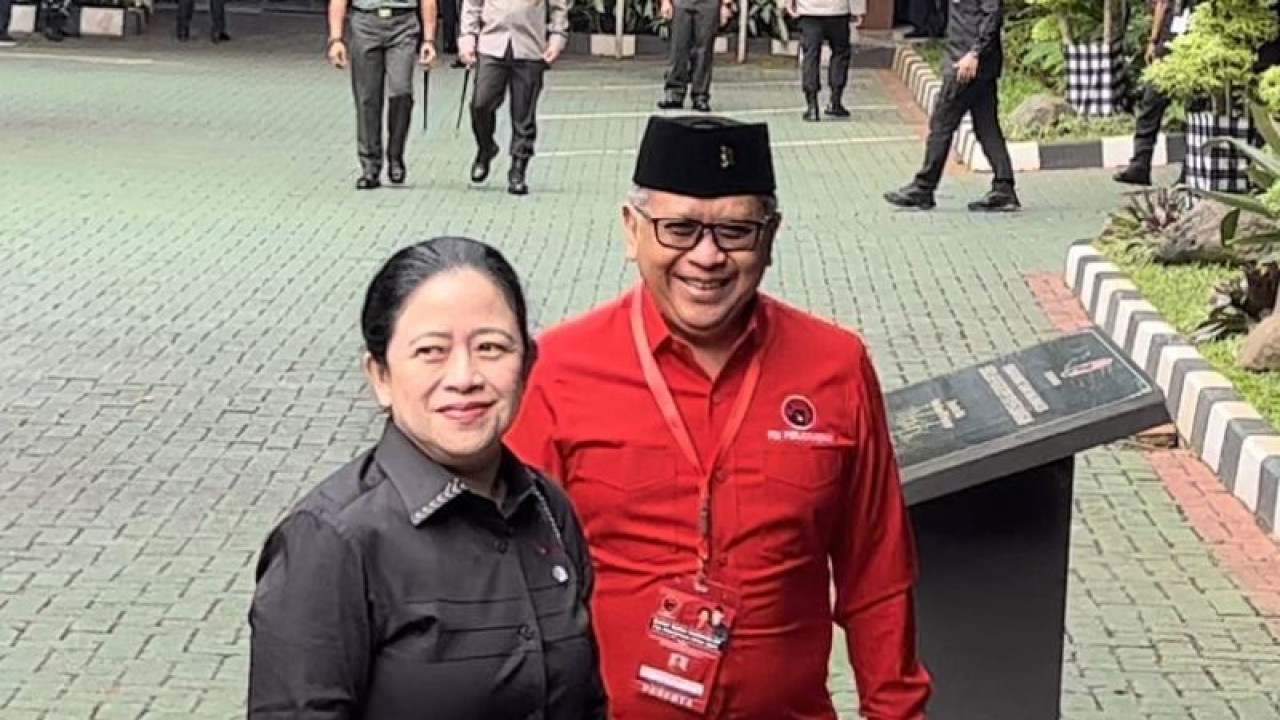 Sekretaris Jenderal PDI Perjuangan Hasto Kristiyanto (kanan) menyambut kedatangan Ketua DPP PDIP Puan Maharani (kiri) di Sekolah Partai Lenteng Agung, Jakarta Selatan, Selasa (6/6/2023). ANTARA/Putu Indah Savitri