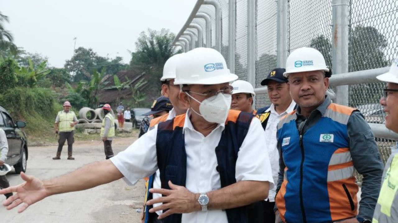 Arsip - Tenaga Ahli Utama Kantor Staf Presiden (KSP) Helson Siagian melakukan kunjungan lapangan ke Proyek Strategis Nasional (PSN) Jalan Tol Serang-Panimbang, di Rangkasbitung, Kabupaten Lebak, Banten, Sabtu (17/6/2023). (ANTARA/HO-Kantor Staf Presiden)