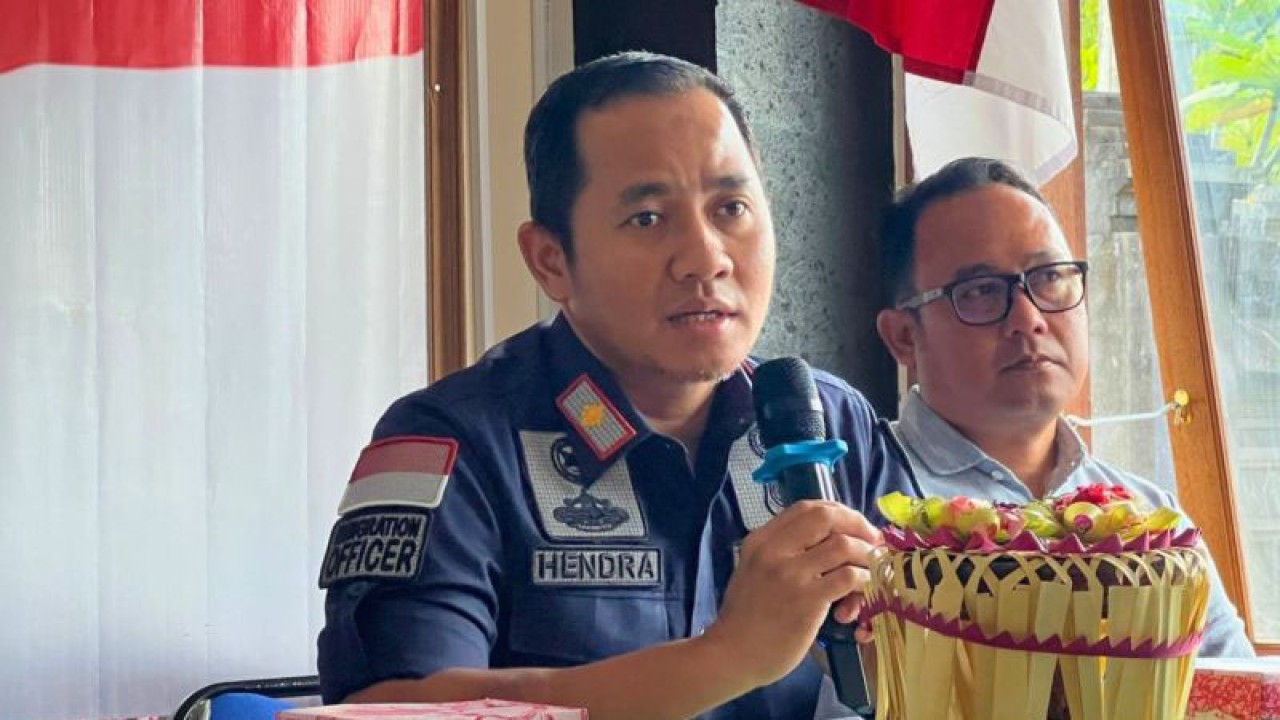 Kepala Imigrasi Singaraja Hendra Setiawan memberikan sosialisasi dan edukasi pencegahan masalah keimigrasian di Karangasem, Bali, Kamis (15/6/2023). ANTARA/HO-Kememkumham Bali