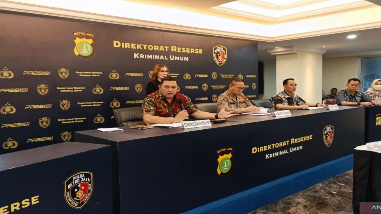 Direktur Reserse Kriminal Umum Polda Metro Jaya Kombes Pol Hengki Haryadi (kiri) bersama Kabid Humas Polda Metro Jaya Kombes Pol Trunoyudo Wisnu Andiko (tengah) saat konferensi pers di Jakarta, Jumat (9/6/2023) ANTARA/Ilham Kausar
