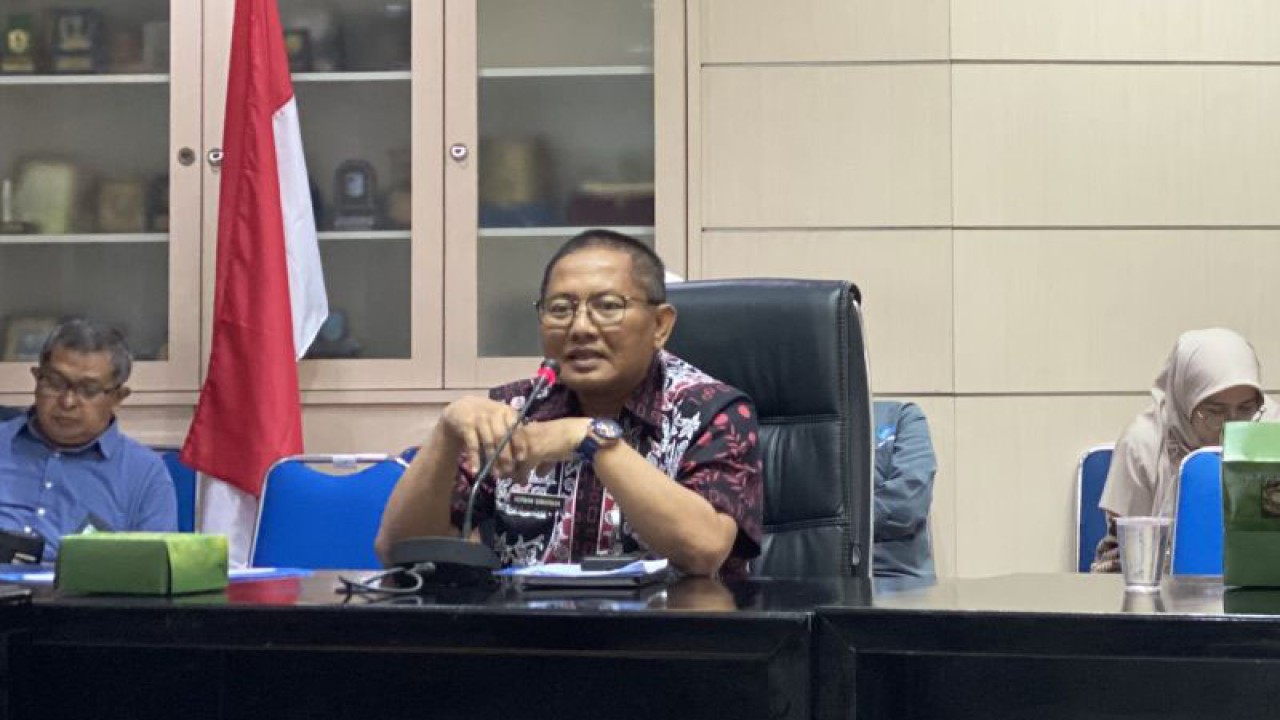 Sekretaris Daerah Kota Tangerang Herman Suwarman dalam Presstour bersama Kemendikbudristek di Kota Tangerang, Banten, Kamis (15/6/2023). (ANTARA/AstridFaidlatulHabibah)
