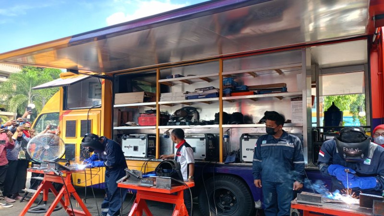 Penjabat (Pj) Gubernur DKI Jakarta Heru Budi Hartono mengunjungi Pusat Pelatihan Kerja Pengembangan Industri (PPKPI), Pasar Rebo, Ciracas, Jakarta Timur, Kamis (8/6/2023). ANTARA/Siti Nurhaliza