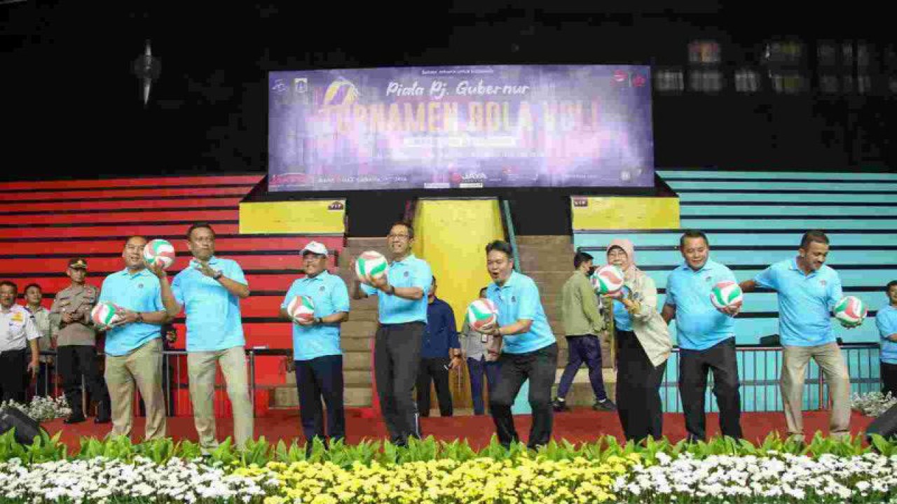 Pejabat (Pj) Gubernur DKI Jakarta Heru Budi Hartono dalam acara pembukaan pertandingan voli di Gelanggang Olahraga Remaja (GOR), Jakarta Timur, Senin (5/6/2023). ANTARA/Ho/PPID DKI Jakarta