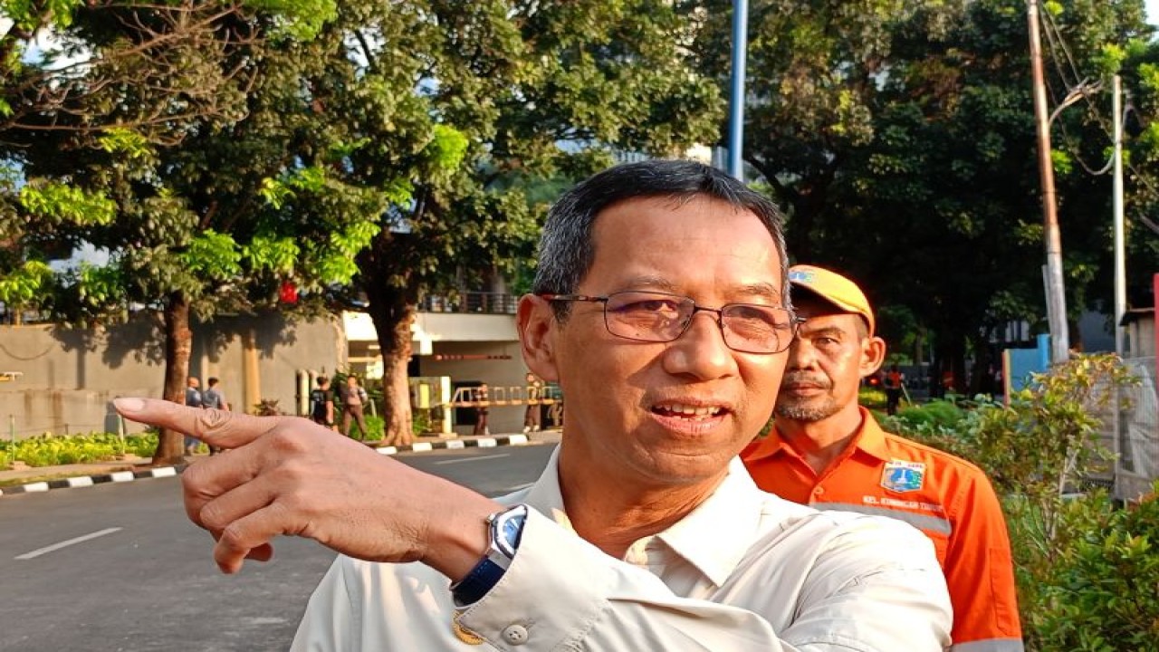 Penjabat (Pj) Gubernur DKI Jakarta Heru Budi Hartono saat mengunjungi penataan wilayah di Kelurahan Kuningan Timur, Jakarta Selatan, Senin (12/6/2023). ANTARA/Siti Nurhaliza