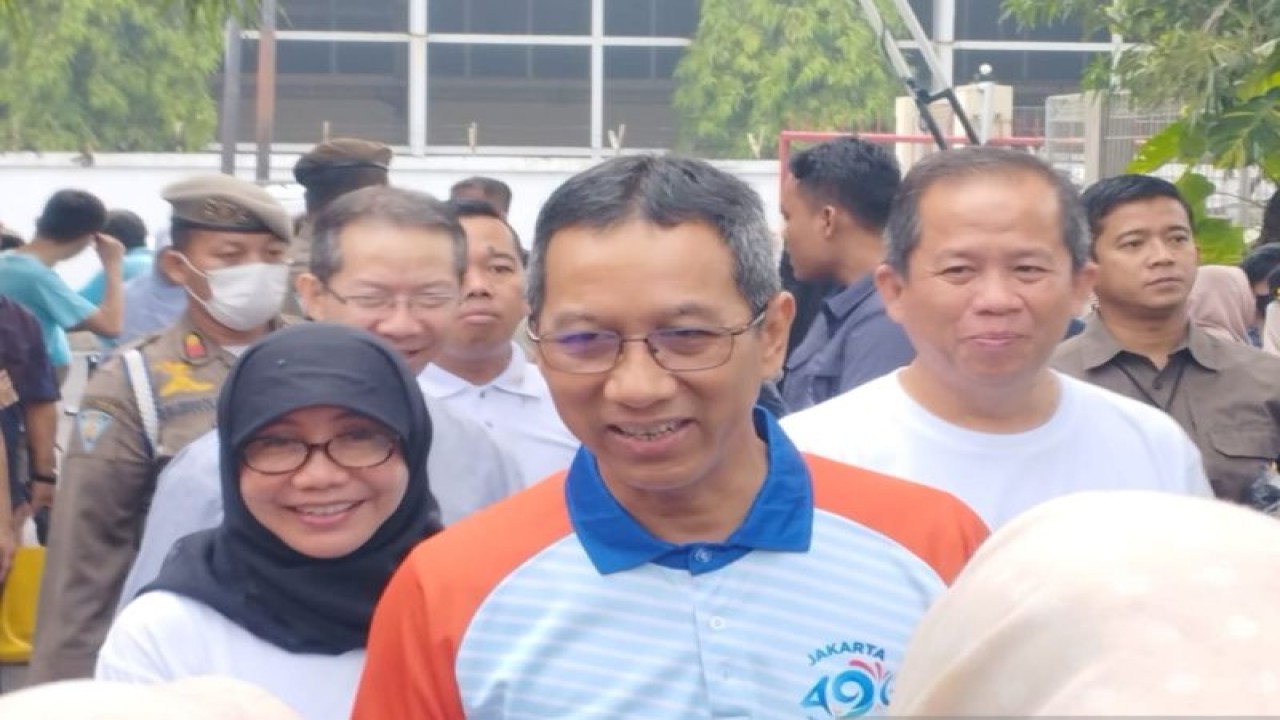 Penjabat (Pj) Gubernur DKI Jakarta Heru Budi Hartono dalam acara Gerakan Jumat Menanam untuk Ketahanan Pangan di kawasan Sunter, Jakarta Utara, Jumat (16/6/2023). ANTARA/Siti Nurhaliza