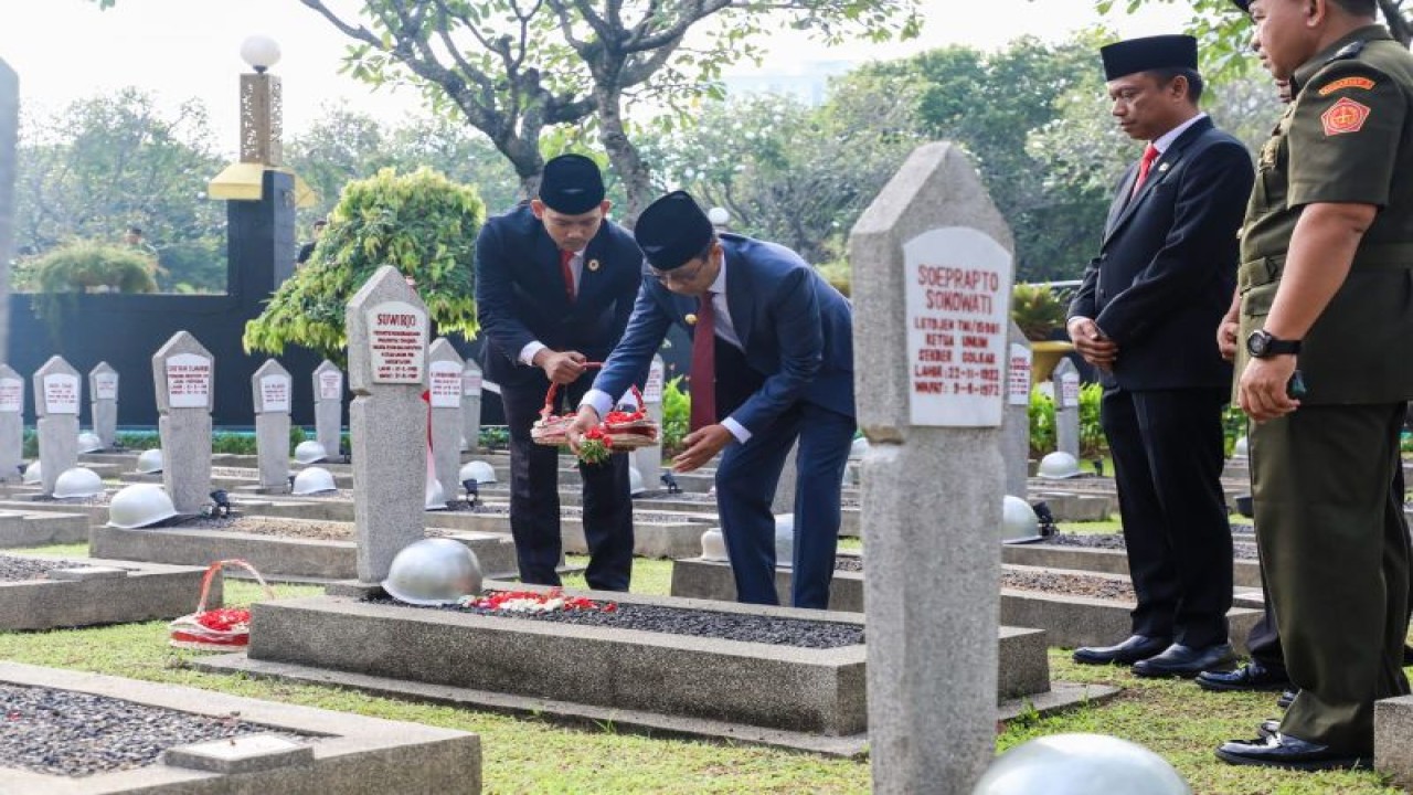 Penjabat (Pj) Gubernur DKI Jakarta berziarah ke makam Wali Kota DKI Jaya Periode 1945-1947 Suwirjo di Taman Makam Pahlawan (TMP) Kalibata, Jakarta Selatan, Sabtu (17/6/2023). ANTARA/HO-PPID DKI Jakarta
